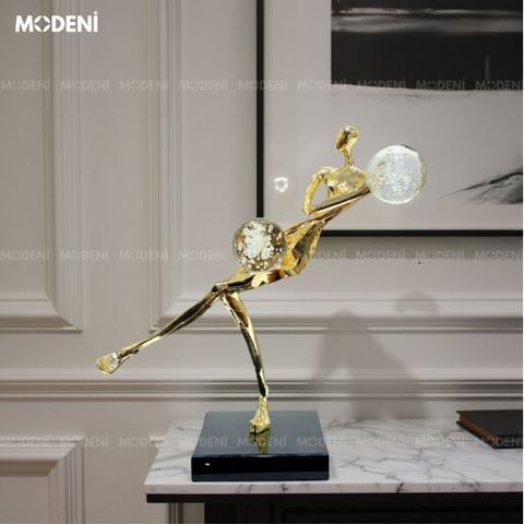 Tượng cô gái nghệ thuật Solora dáng nhảy thanh thoát, đặt trên bàn console hiện đại.