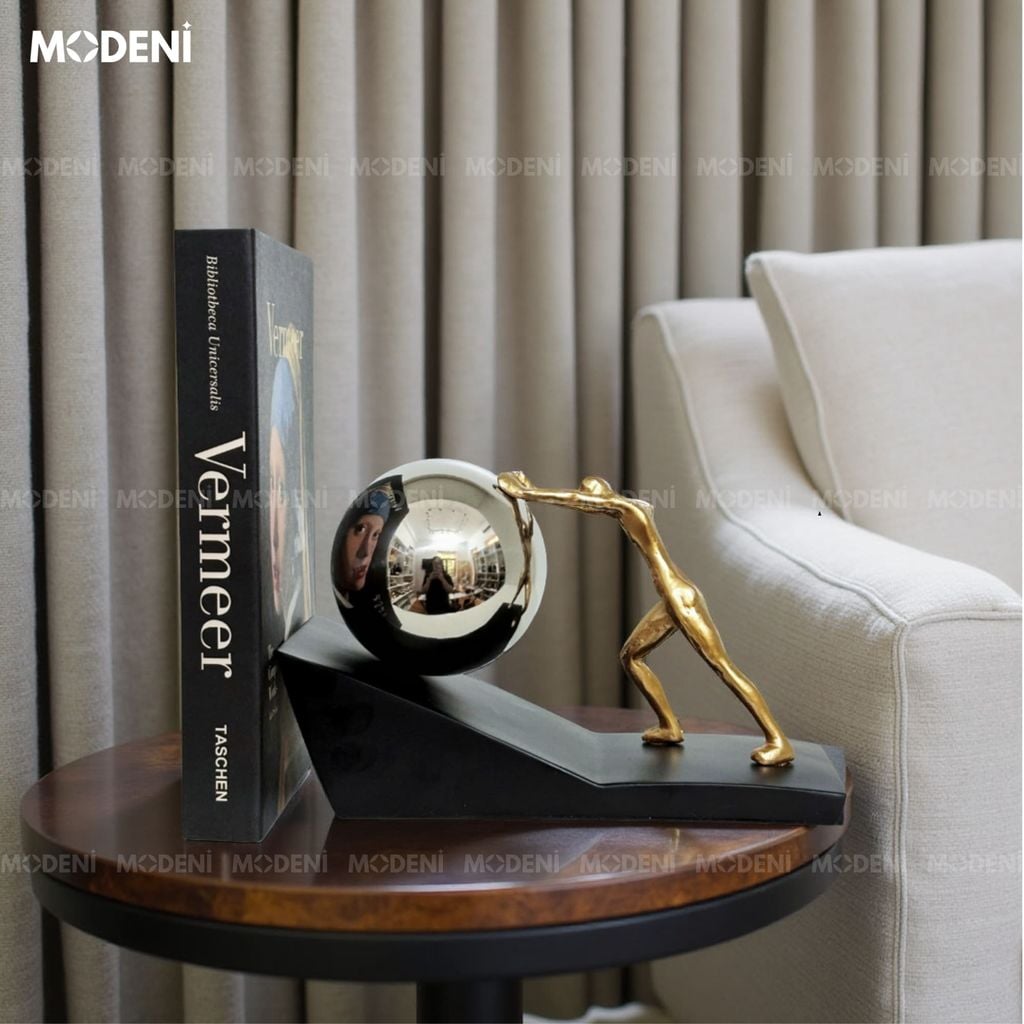 Tượng Trang Trí Strive Hình Người Đẩy Quả Cầu – Biểu Tượng Nỗ Lực – Decor Bàn Làm Việc, Kệ Tủ Hiện Đại