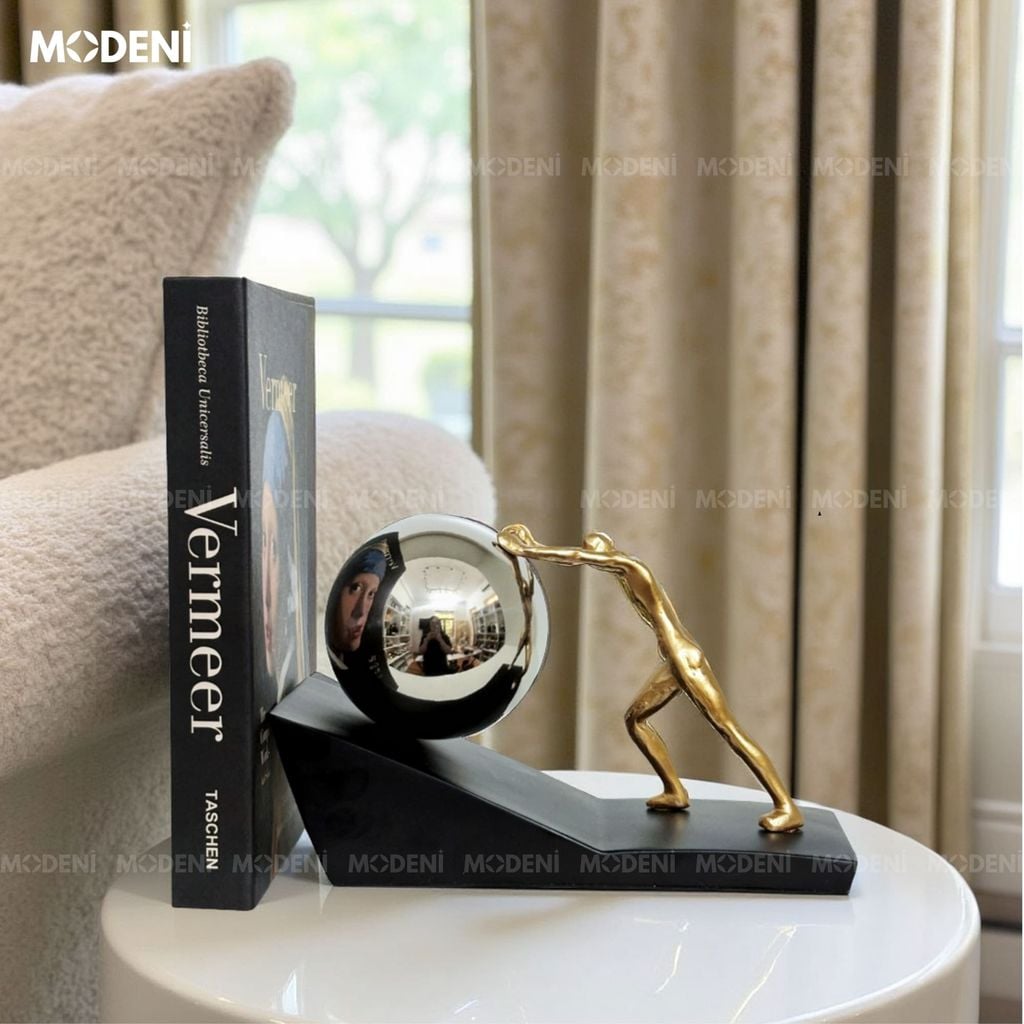 Tượng Trang Trí Strive Hình Người Đẩy Quả Cầu – Biểu Tượng Nỗ Lực – Decor Bàn Làm Việc, Kệ Tủ Hiện Đại
