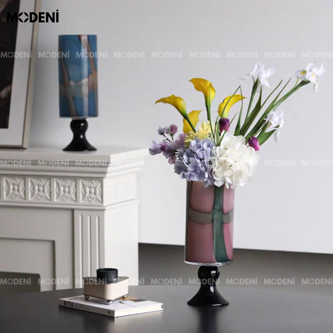 Bình hoa Botanic thủy tinh nghệ thuật màu hồng tím đặt trên bàn trang trí hiện đại.