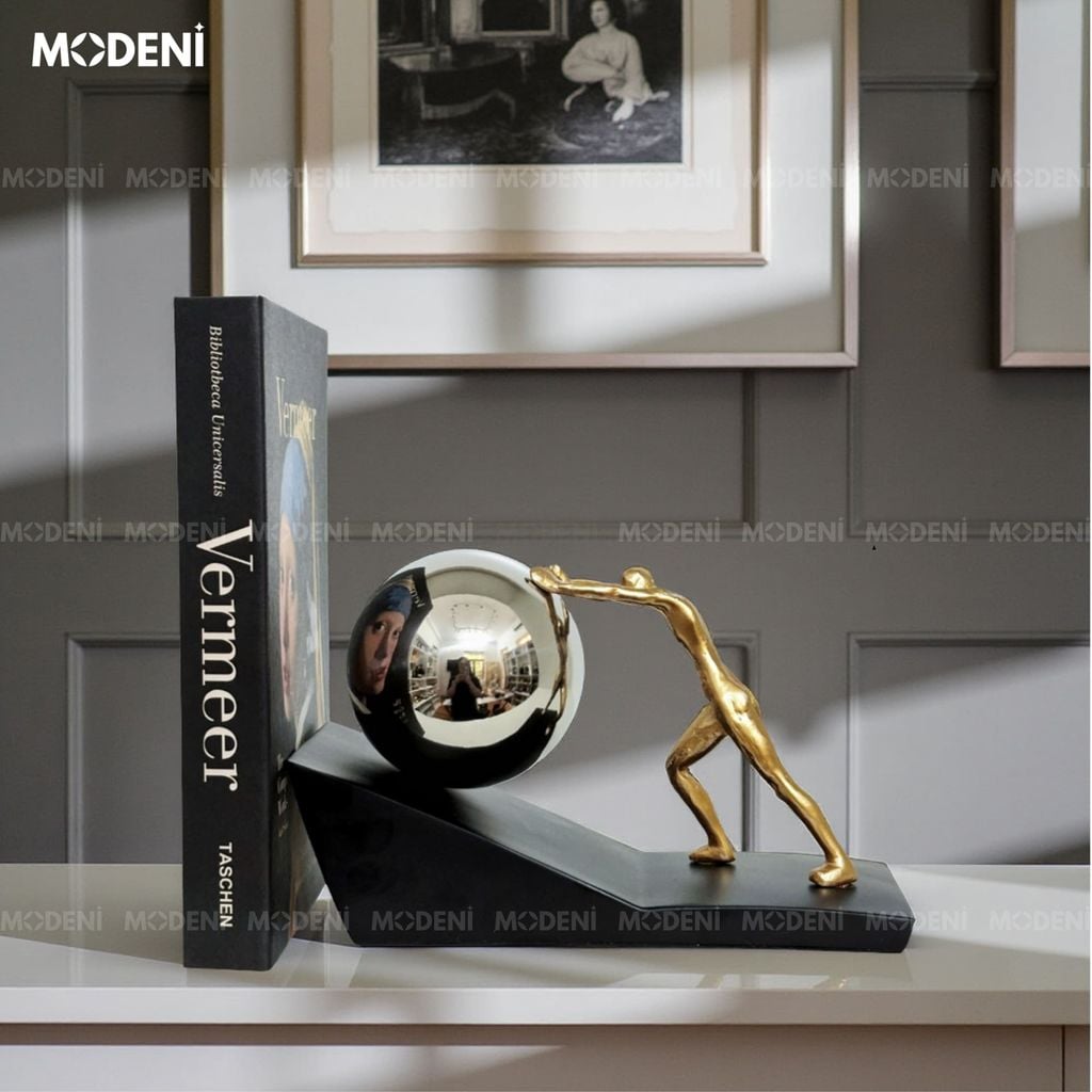 Tượng Trang Trí Strive Hình Người Đẩy Quả Cầu – Biểu Tượng Nỗ Lực – Decor Bàn Làm Việc, Kệ Tủ Hiện Đại