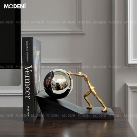 Tượng người đẩy cầu Strive đặt trên bàn console – biểu tượng nỗ lực không ngừng vươn lên.