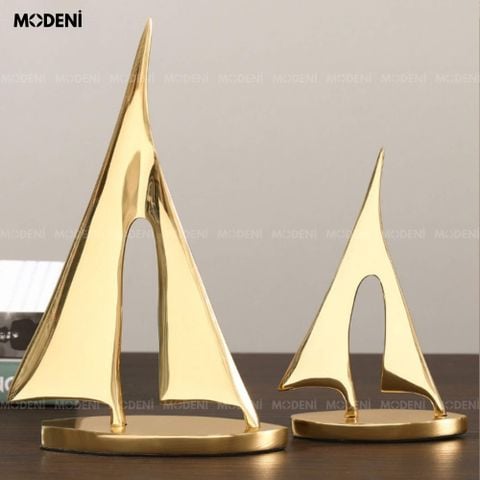 Tượng thuyền Maris Gold đặt trên bàn phòng khách sang trọng