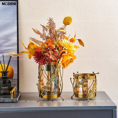 Bình hoa thủy tinh Rosy phối vàng sang trọng đặt trên bàn console hiện đại