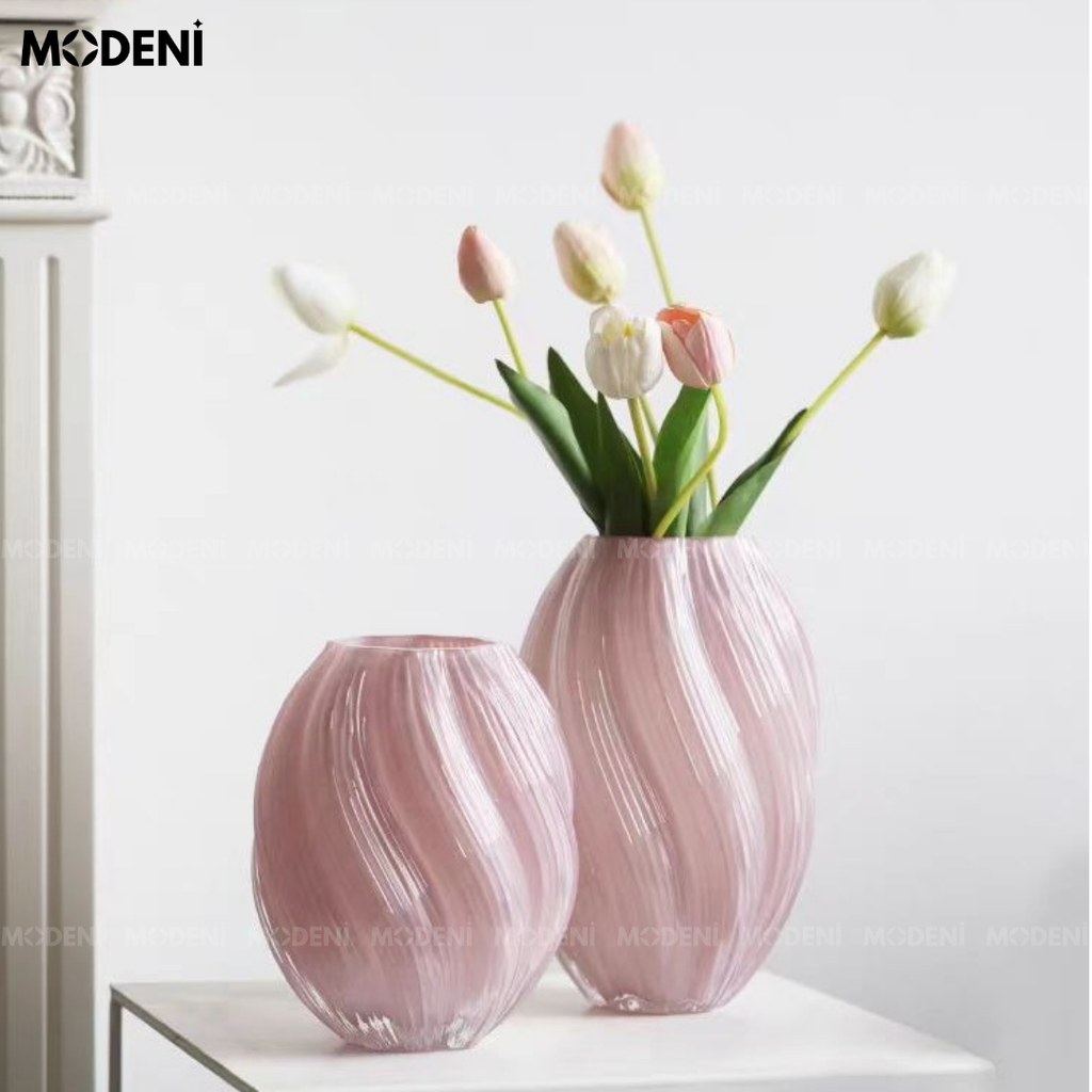 Bình Hoa Binky Thủy Tinh Pastel Hồng Nhạt Cao Cấp – Vân Lượn Mềm Như Sóng Gió Sớm | Decor Góc Chill Dịu Dàng & Tươi Sáng
