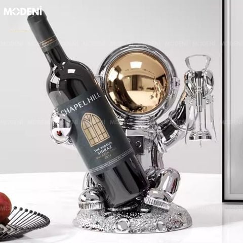 Tượng phi hành gia kê rượu Mable trong kệ tủ trang trí hiện đại.