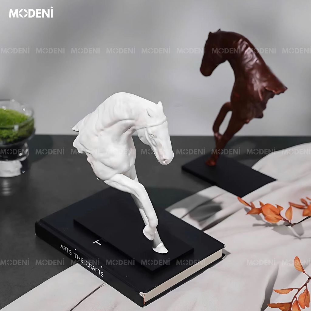 Tượng Trang Trí Lynix Ngựa Trắng Nghệ Thuật – Dáng Ngựa Vươn Cao – Decor Tối Giản Sang Trọng Cho Bàn Làm Việc & Kệ Tủ Hiện Đại