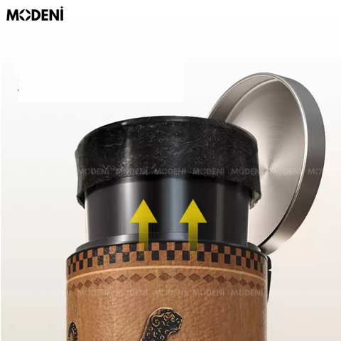 Cận cảnh họa tiết da báo nổi bật trên bề mặt thùng rác decor