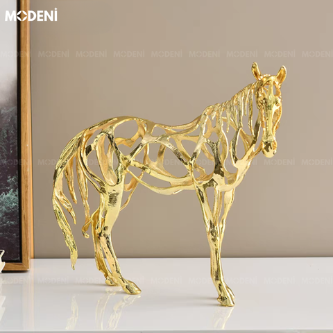 Tượng Ngựa Regal Stride nghệ thuật đặt trên kệ gỗ hiện đại