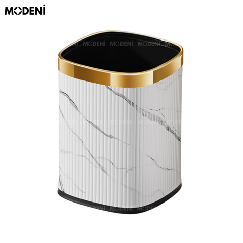 Thùng rác Riley màu đen vuông vức với thiết kế hiện đại đặt trong phòng làm việc