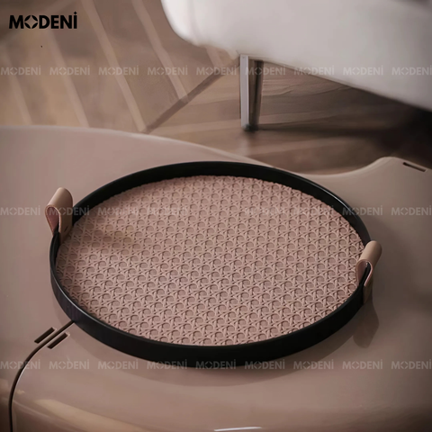 Khay Astrid Tròn Nâu, bề mặt vân da trầm ấm, decor không gian nội thất tone ấm hiện đại.