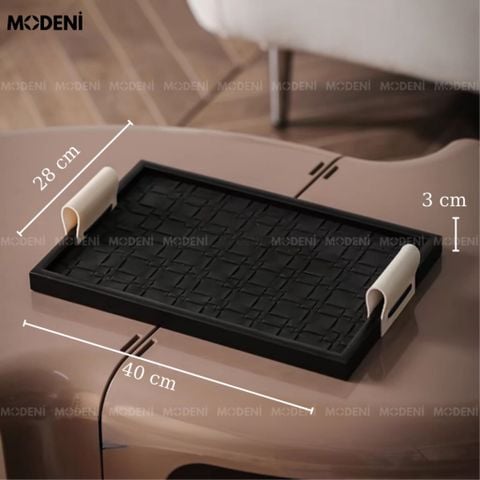 Khay Chữ Nhật Keva Đen đặt trên bàn trà sang trọng, phối decor sách và tượng.