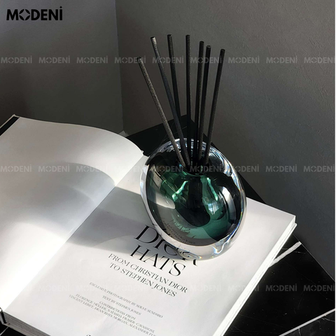 Lọ hoa thủy tinh Mila màu xanh lục trên bàn sofa, phong cách hiện đại tinh tế