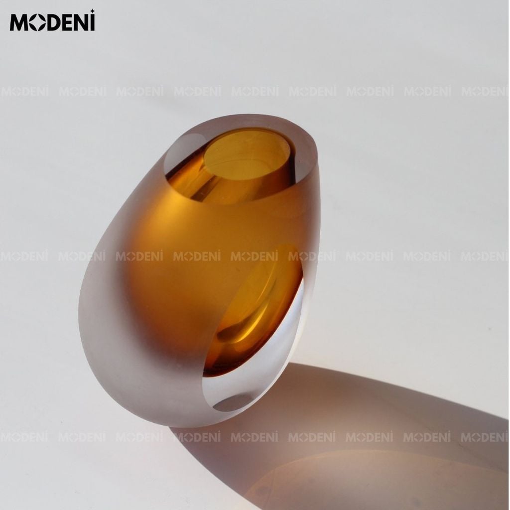 Bình Hoa Thủy Tinh Cao Cấp Emma – Viền Nhám Hổ Phách Nghệ Thuật – Tạo Điểm Nhấn Cho Không Gian Hiện Đại