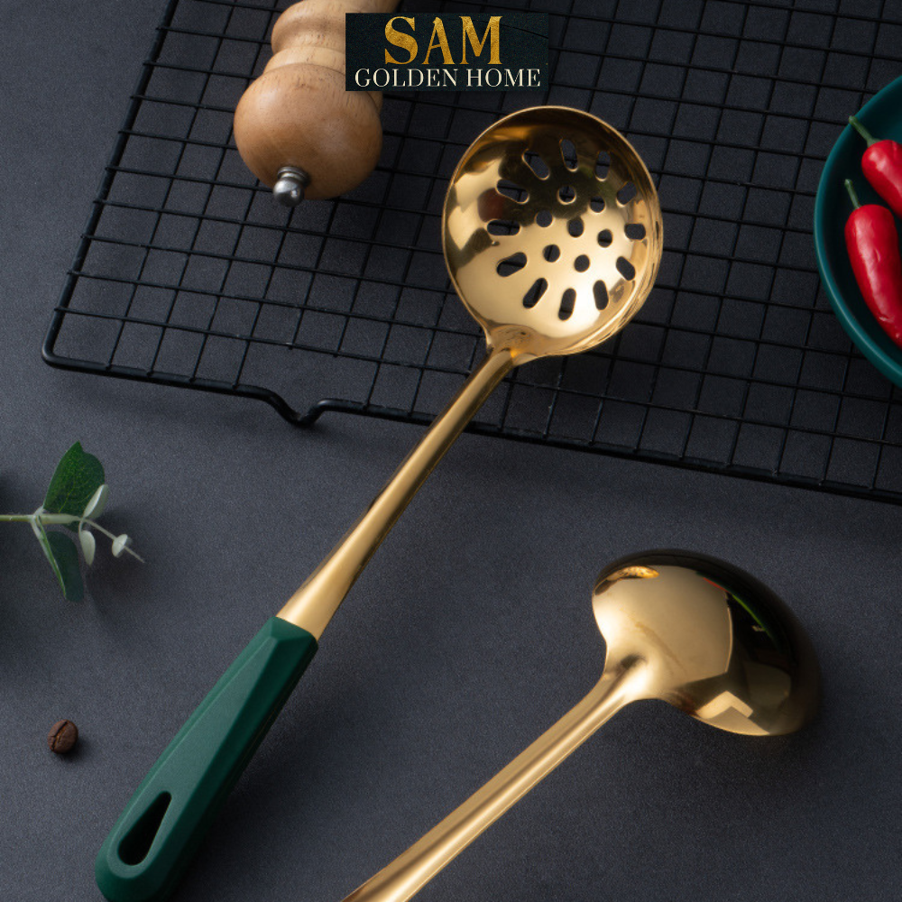 Muôi Vá Có Lỗ Múc Canh Vàng Inox 304 Siêu Bền Cao Cấp Cán Xanh Lá Cổ Vịt Gilded Emerald (2 Mẫu)