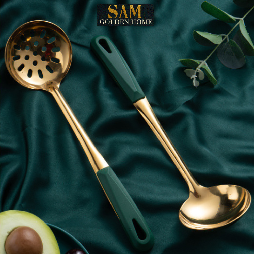 Muôi Vá Có Lỗ Múc Canh Vàng Inox 304 Siêu Bền Cao Cấp Cán Xanh Lá Cổ Vịt Gilded Emerald (2 Mẫu)