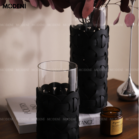 Bình hoa da đen Kavira hiện đại đặt trên bàn console với hoa màu tím sang trọng