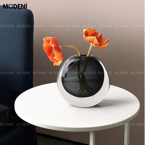 Lọ hoa Mila màu đen dáng tròn đặt trên bàn sofa hiện đại, phối hoa poppy cam nổi bật