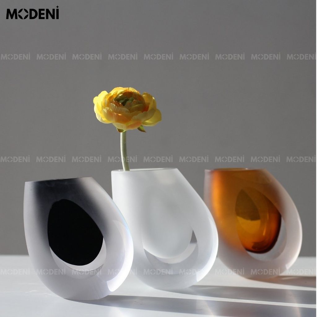 Bình Hoa Thủy Tinh Cao Cấp Emma – Viền Nhám Trắng Nghệ Thuật – Tạo Điểm Nhấn Cho Không Gian Hiện Đại