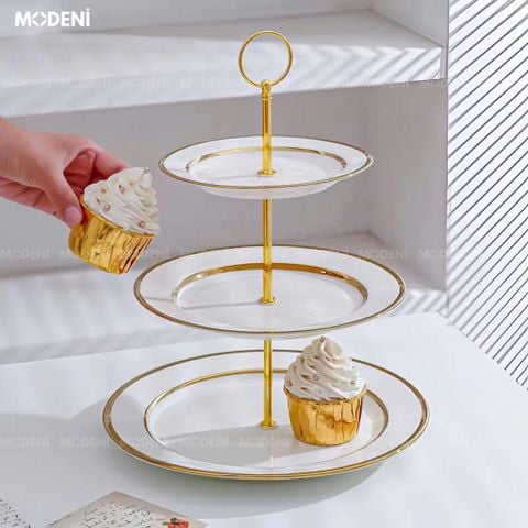 Khay đựng đồ ăn 3 tầng Lasy viền vàng trên bàn tiệc hiện đại