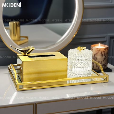 Hộp khăn giấy Coco kim loại mạ vàng nhám cao cấp đặt trên bàn phòng khách sang trọng.