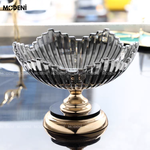 tô thủy tinh xám đế vàng Astra đặt trái cây trên bàn tiếp khách