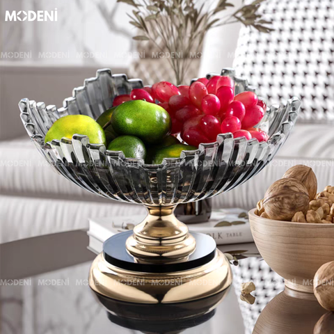 tô thủy tinh xám đế vàng Astra đặt trái cây trên bàn tiếp khách
