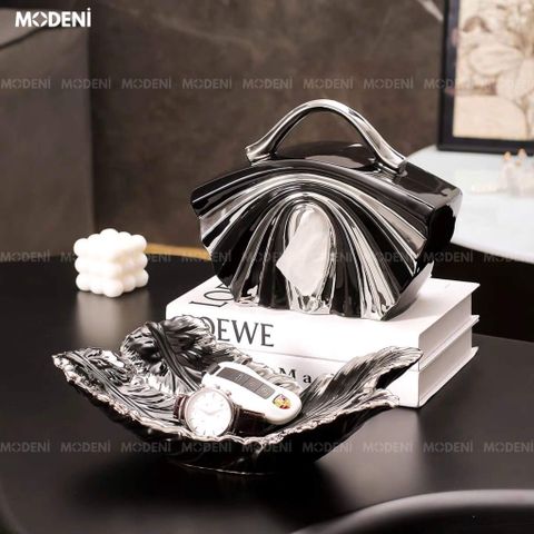 Hộp khăn giấy Luva gốm sứ cao cấp tráng gương ánh chrome sang trọng đặt trên bàn đầu giường.