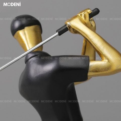 Tượng golf Boss màu đen hiện đại đặt trong kệ sách sang trọng