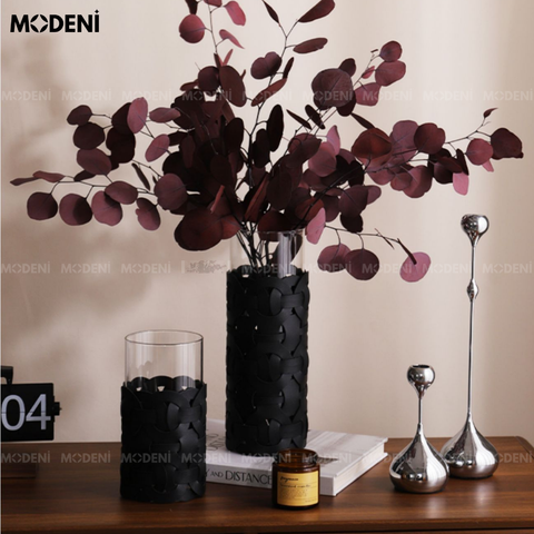 Bình hoa da đen Kavira hiện đại đặt trên bàn console với hoa màu tím sang trọng