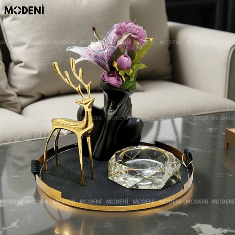 Khay Basil mạ vàng đặt tượng trang trí và lọ hoa trên bàn khách