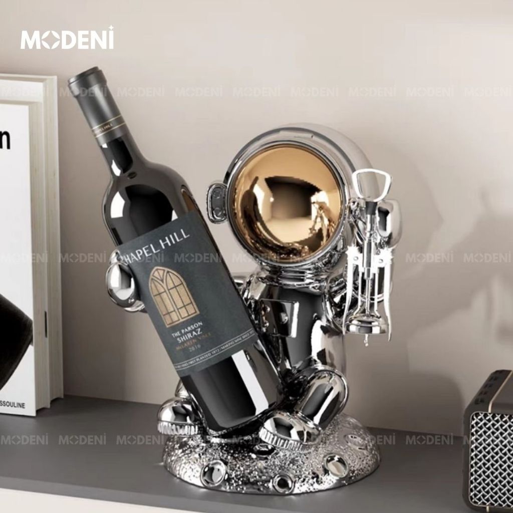 Tượng Phi Hành Gia Kê Rượu Mable – Giá Đỡ Rượu Trang Trí Hiện Đại – Chất Liệu Resin Mạ Kim – Phù Hợp Tủ Rượu, Quầy Bar, Decor Sang Trọng