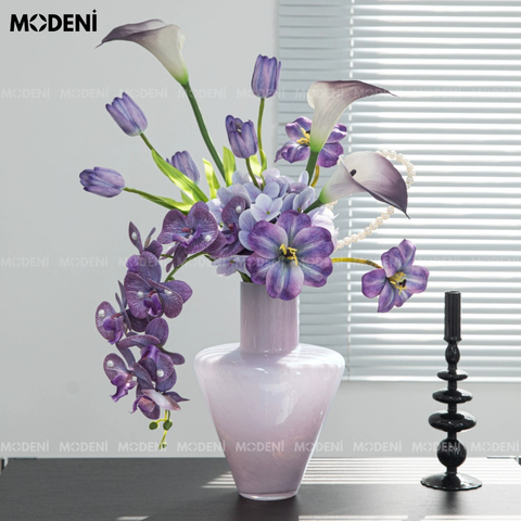 Bình hoa Lush thủy tinh màu tím hồng trang trí bàn sang trọng.