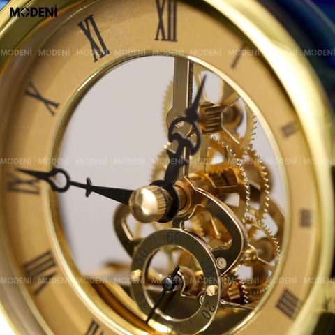 Đồng hồ Bluey lục giác kết hợp sách decor tạo điểm nhấn bàn console