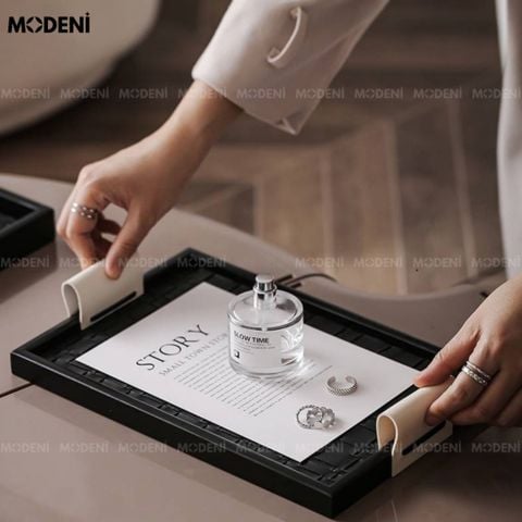 Khay Chữ Nhật Keva Đen đặt trên bàn trà sang trọng, phối decor sách và tượng.