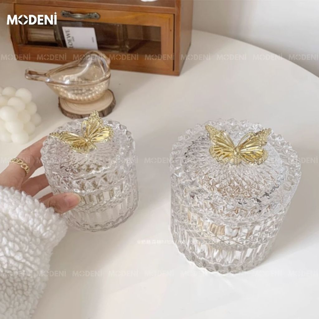 Lọ Iris Retro Pháp – Hũ thuỷ tinh họa tiết sang trọng – Nắp bướm vàng – 12 x 11 cm – Decor cổ điển, đựng bánh kẹo/đồ nhỏ