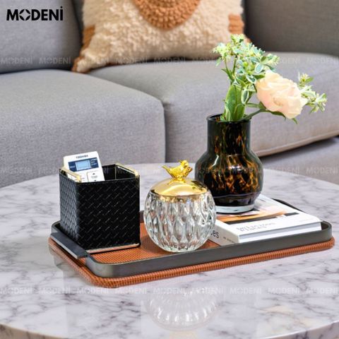 Khay trang trí Kaylin nâu đặt trên bàn sofa với decor sang trọng