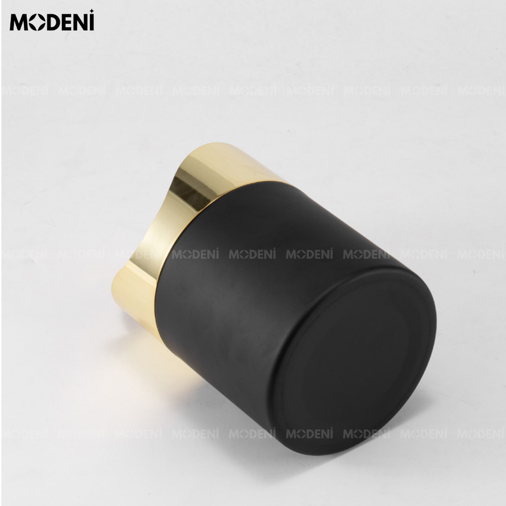 Thùng Rác Mini Để Bàn Faye – Thùng rác mini sang trọng – Nắp lật mạ vàng tiện dụng – Kích thước nhỏ gọn 16.8 x 12 cm phù hợp góc bàn hiện đại