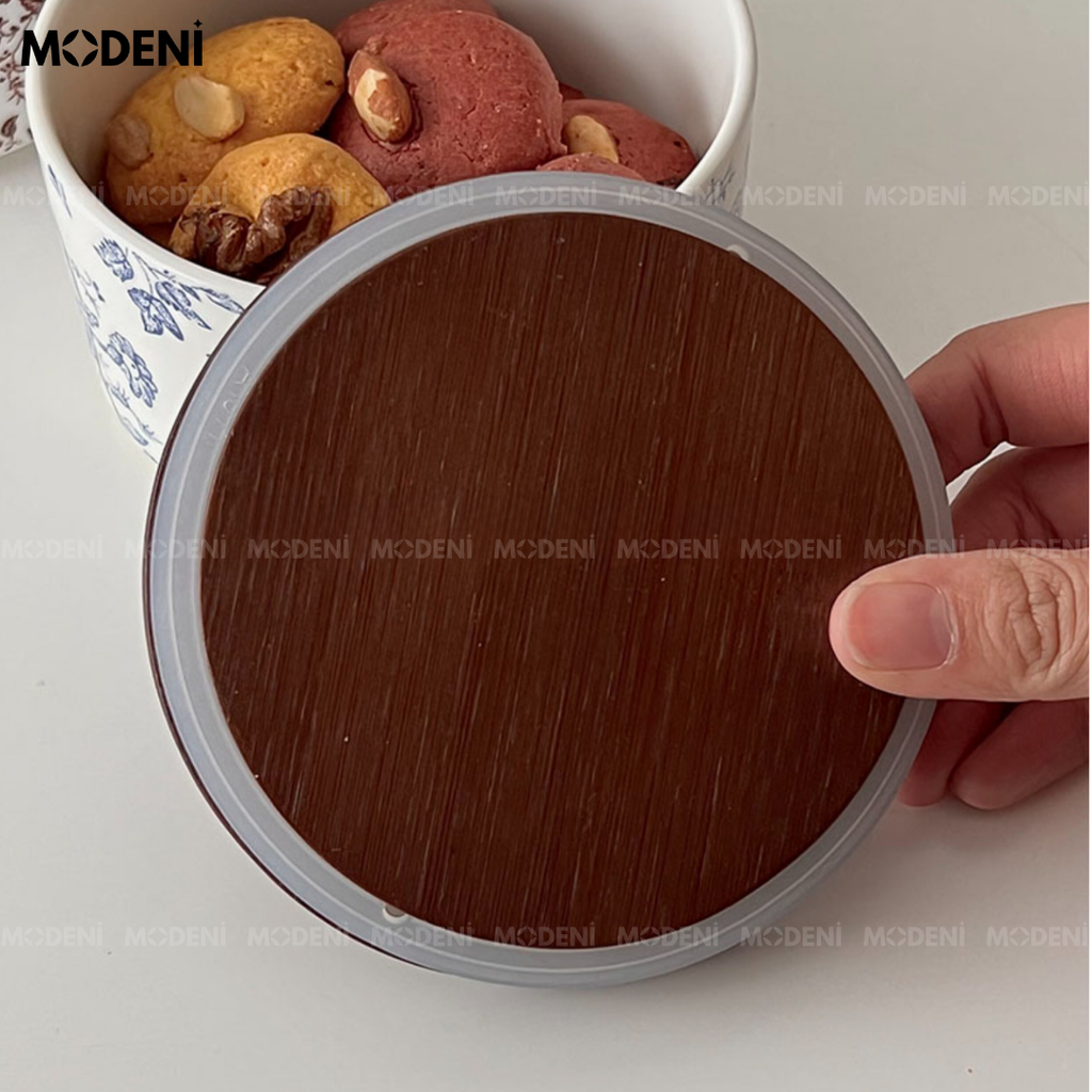 Lọ Đựng Palm Màu Đỏ – Hũ Sứ Nắp Gỗ Đựng Trà Bánh Kẹo – Hoa Văn Cổ Sang Trọng Vintage – Decor Tủ Kệ Đậm Gu