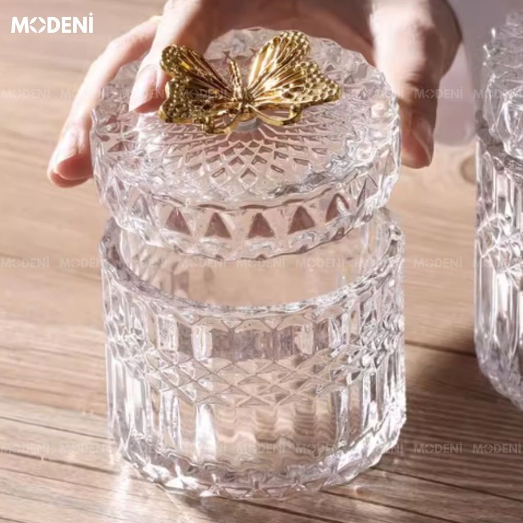 Lọ Iris Retro Pháp – Hũ thuỷ tinh họa tiết sang trọng – Nắp bướm vàng – 12 x 11 cm – Decor cổ điển, đựng bánh kẹo/đồ nhỏ