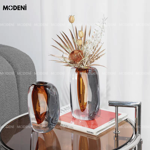 Bình hoa thủy tinh Luminous màu hổ phách đặt trên bàn trắng – hiện đại và tinh tế