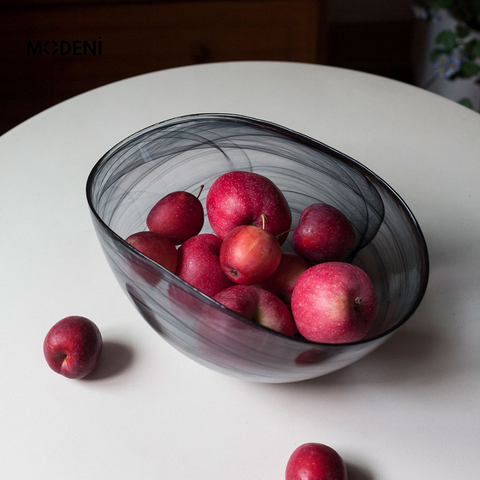 Tô trái cây Davina thủy tinh loang đen xám đặt trên bàn ăn hiện đại