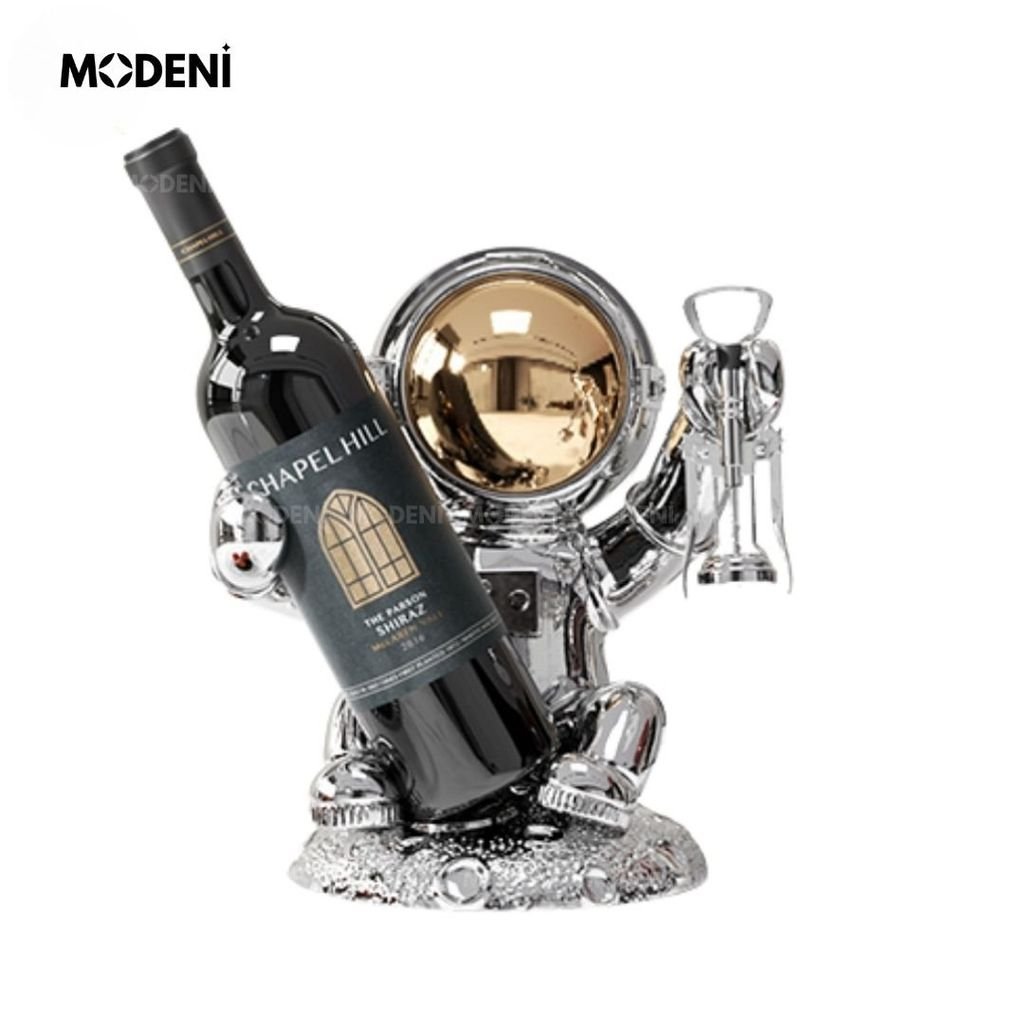 Tượng Phi Hành Gia Kê Rượu Mable – Giá Đỡ Rượu Trang Trí Hiện Đại – Chất Liệu Resin Mạ Kim – Phù Hợp Tủ Rượu, Quầy Bar, Decor Sang Trọng