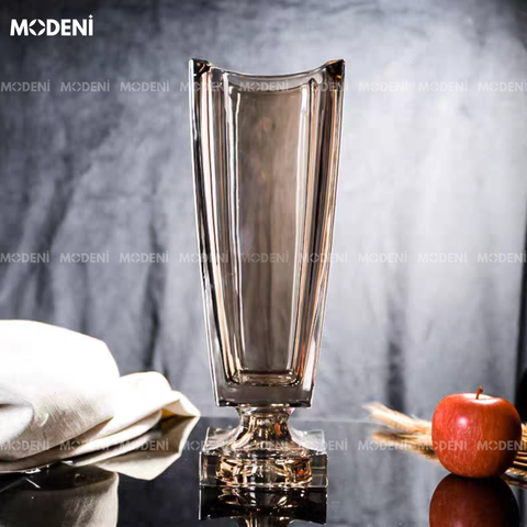 Bình hoa pha lê Elara dáng trụ cao, ánh vàng đồng sang trọng trên nền đen huyền bí