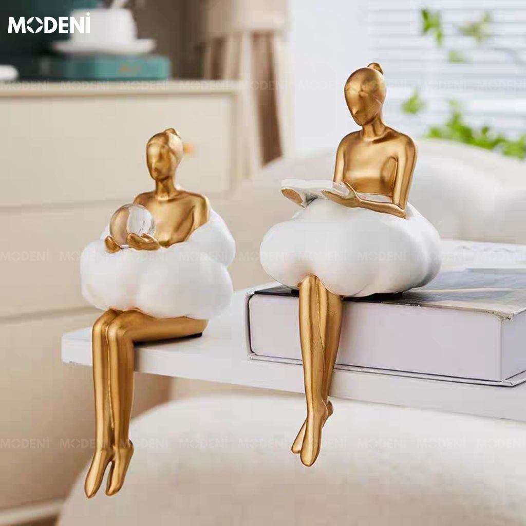 Tượng Cô Gái Ethereal & Linus – Tượng Decor Nghệ Thuật Resin Vàng Trắng – Thiết Kế Ngồi Mép Kệ Bay Bổng – Cao 23cm, Phù Hợp Decor Kệ Sách, Bàn Console, Góc Chill Sang Trọng