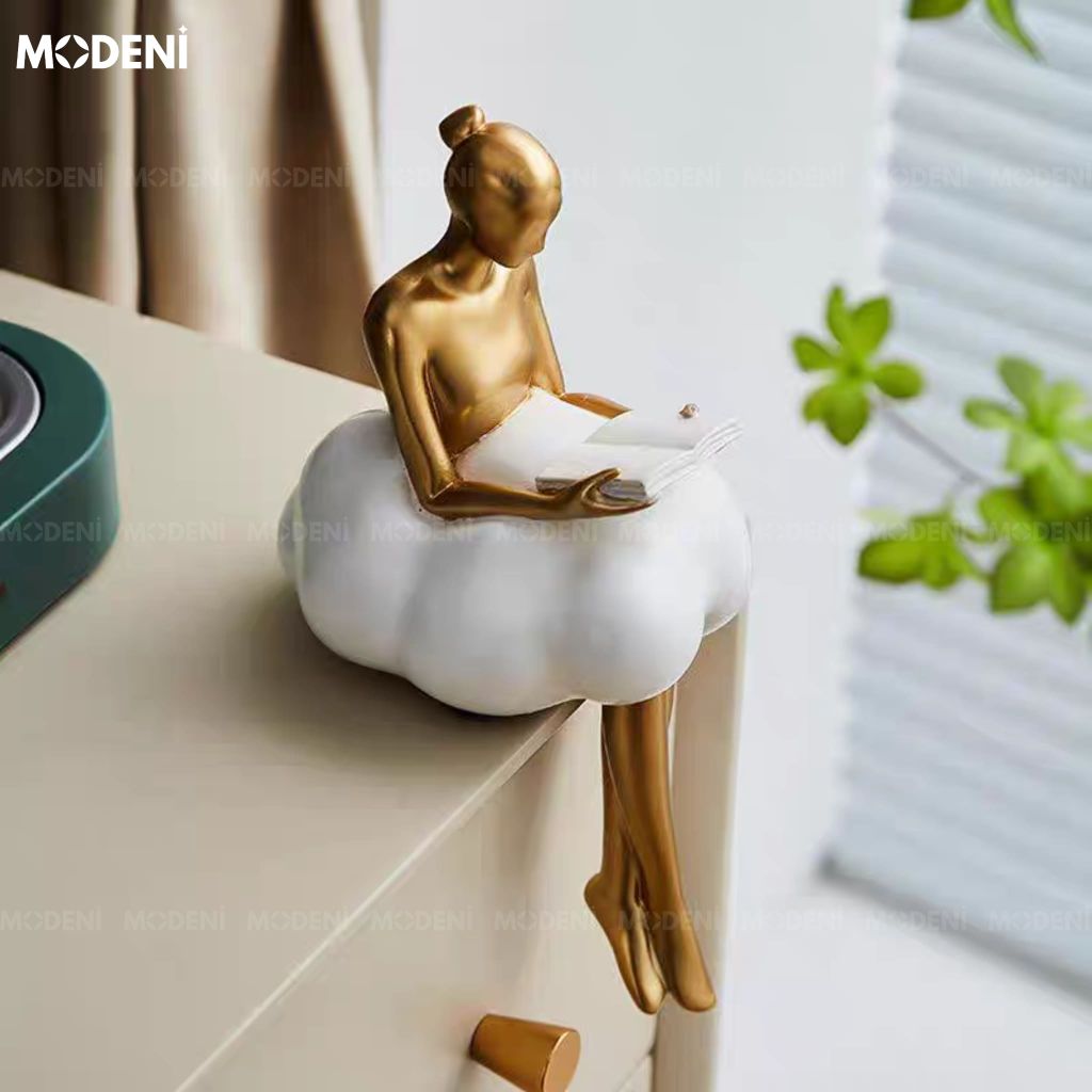 Tượng Cô Gái Ethereal & Linus – Tượng Decor Nghệ Thuật Resin Vàng Trắng – Thiết Kế Ngồi Mép Kệ Bay Bổng – Cao 23cm, Phù Hợp Decor Kệ Sách, Bàn Console, Góc Chill Sang Trọng