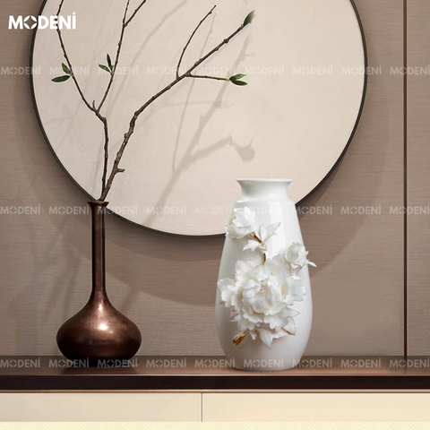 Bình hoa sứ trắng Ivory Grace đặt trên bàn console phong cách sang trọng