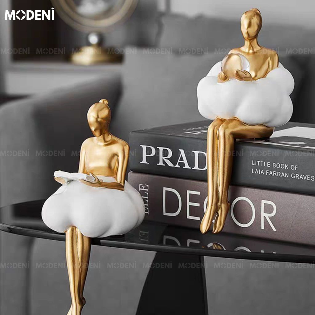 Tượng Cô Gái Ethereal & Linus – Tượng Decor Nghệ Thuật Resin Vàng Trắng – Thiết Kế Ngồi Mép Kệ Bay Bổng – Cao 23cm, Phù Hợp Decor Kệ Sách, Bàn Console, Góc Chill Sang Trọng