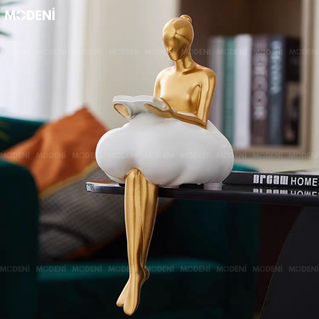 Tượng Cô Gái Ethereal & Linus – Tượng Decor Nghệ Thuật Resin Vàng Trắng – Thiết Kế Ngồi Mép Kệ Bay Bổng – Cao 23cm, Phù Hợp Decor Kệ Sách, Bàn Console, Góc Chill Sang Trọng
