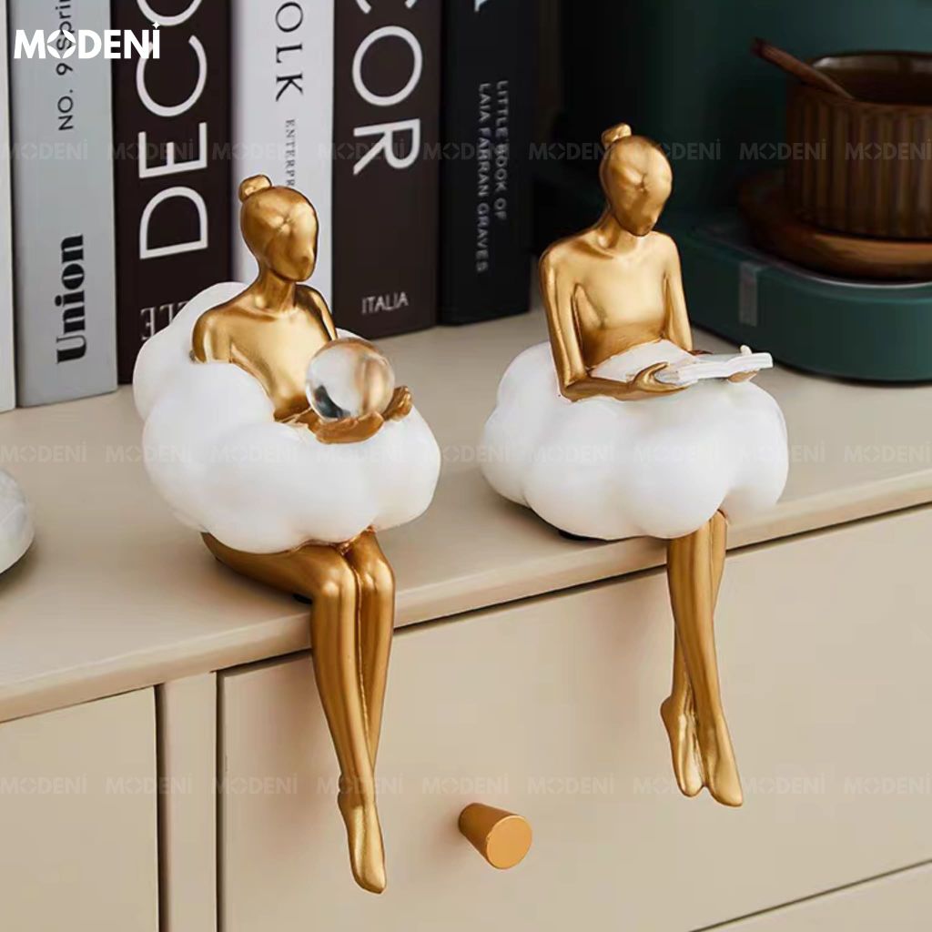 Tượng Cô Gái Ethereal & Linus – Tượng Decor Nghệ Thuật Resin Vàng Trắng – Thiết Kế Ngồi Mép Kệ Bay Bổng – Cao 23cm, Phù Hợp Decor Kệ Sách, Bàn Console, Góc Chill Sang Trọng
